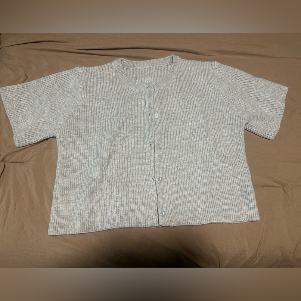Gray short sleeve sweater